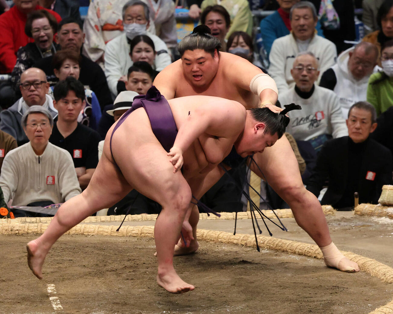 再出場の阿炎は、はたき込みで美ノ海を下し、今場所初白星を挙げた（撮影・西尾就之）