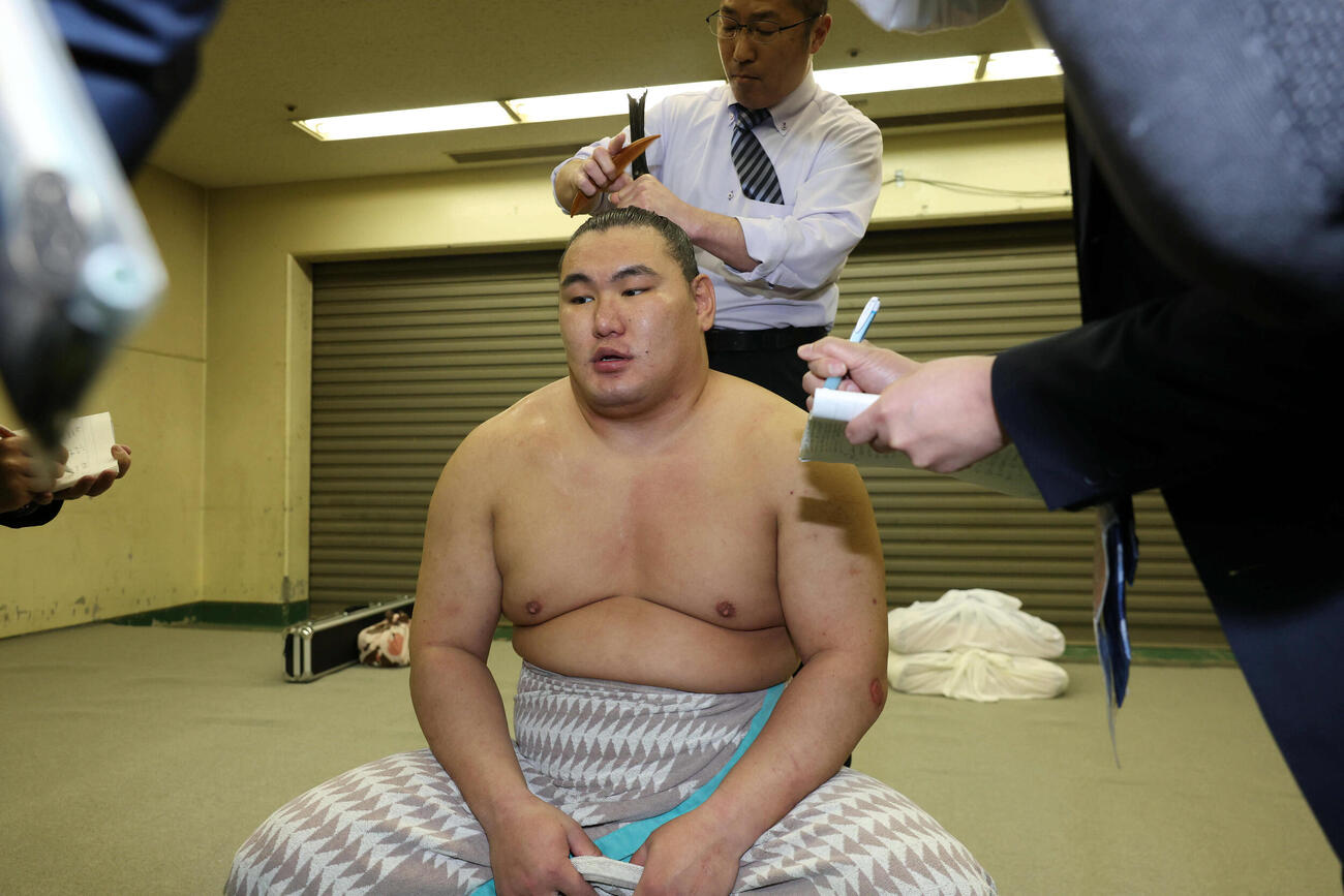 支度部屋でまげを直す豊昇龍