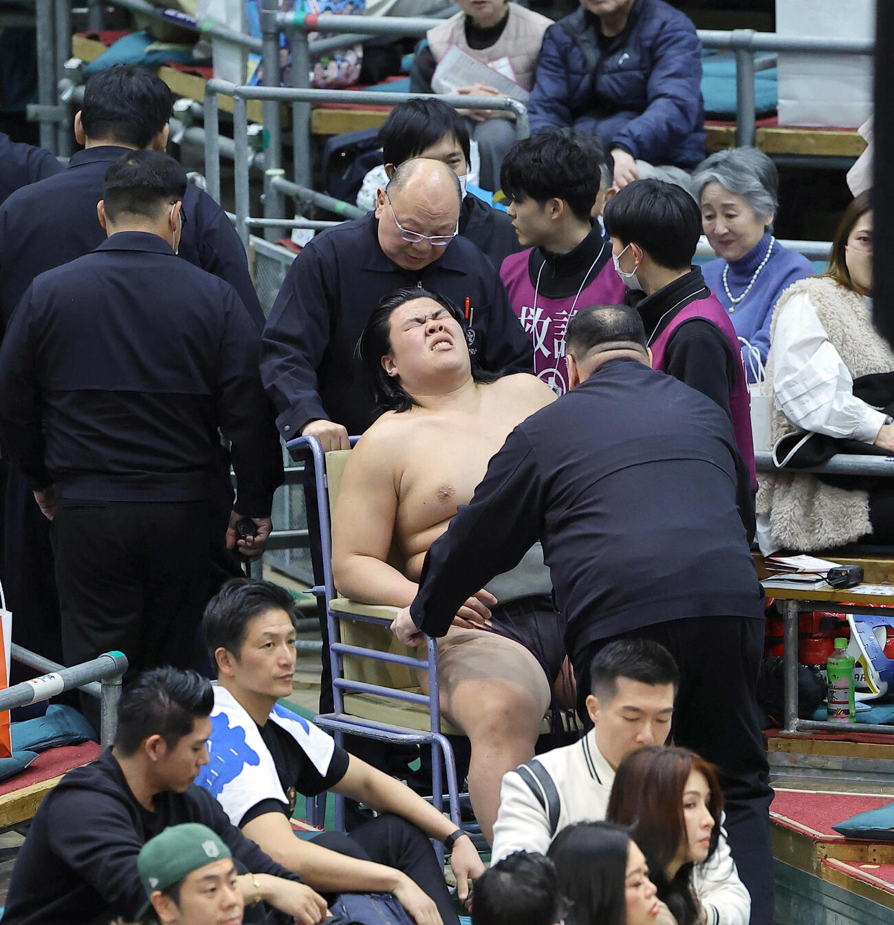峰刃に敗れた可貴は車椅子で退場する（撮影・上田博志）