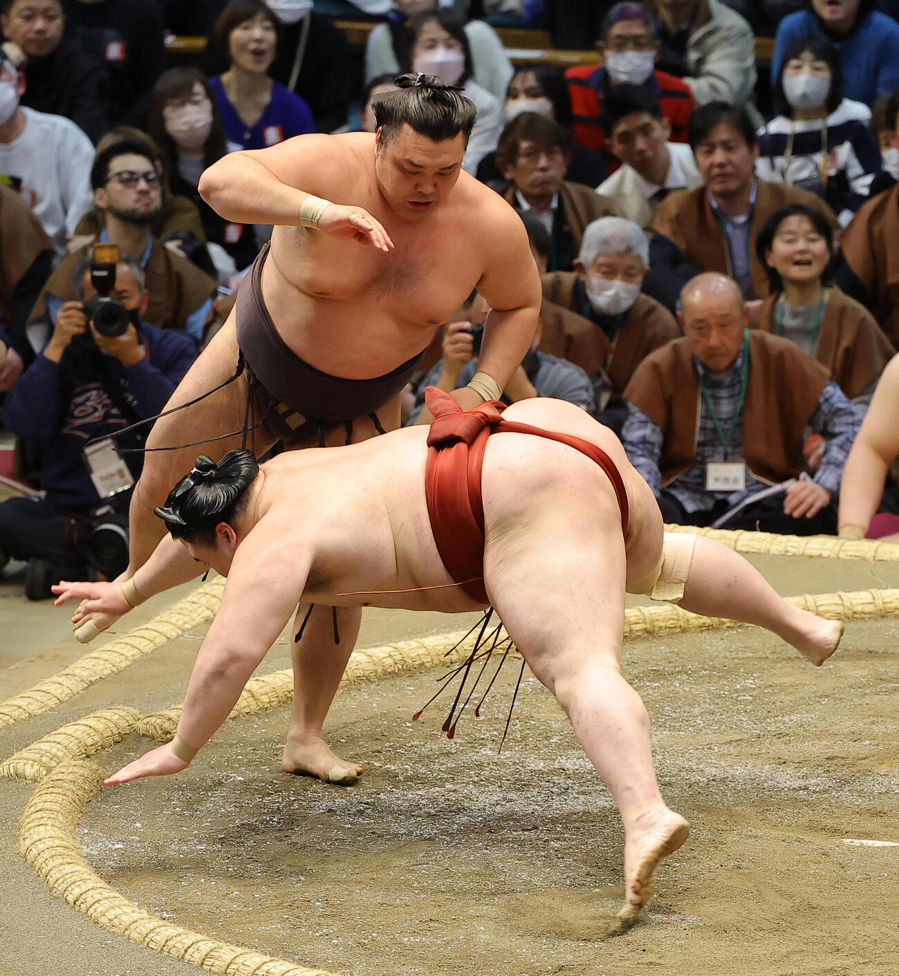 大相撲春場所10日目　隆の勝を引き落としで破る霧島（撮影・上田博志）