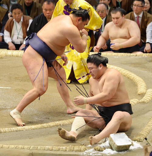 【動画】横綱の貫禄　豊昇龍が若元春を圧倒