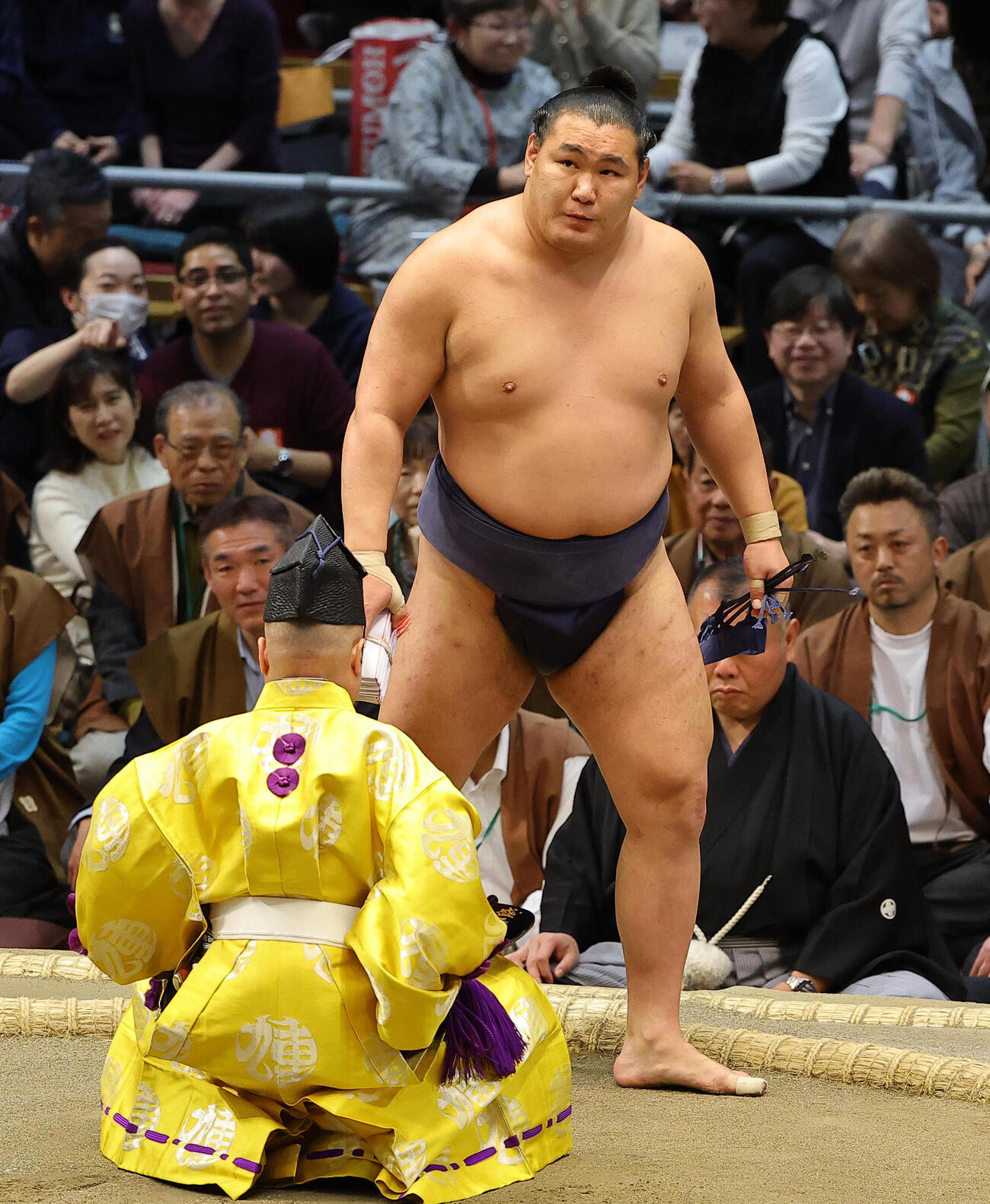 大相撲春場所10日目　若元春に寄り倒しで勝利した豊昇龍（撮影・上田博志）