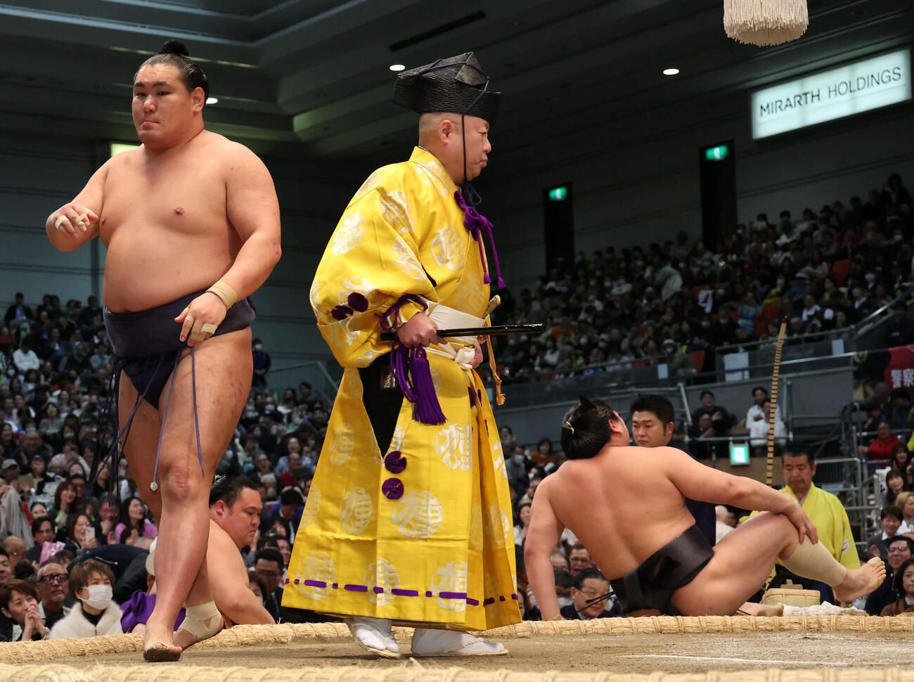 豊昇龍は寄り倒しで若元春を一蹴し勝ち越しを決めた（撮影・西尾就之）