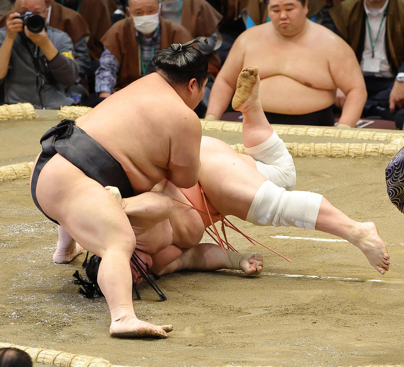 宇良は伯乃富士に上手投げで敗れる（撮影・上田博志）