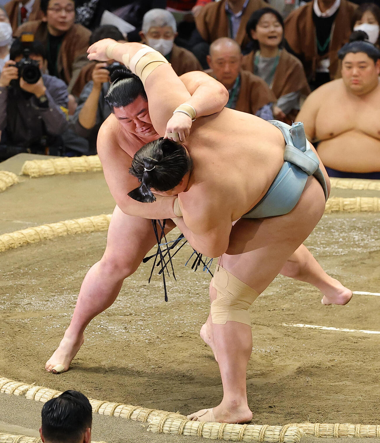 琴勝峰（右）に寄り倒しで勝利する正代（撮影・上田博志）