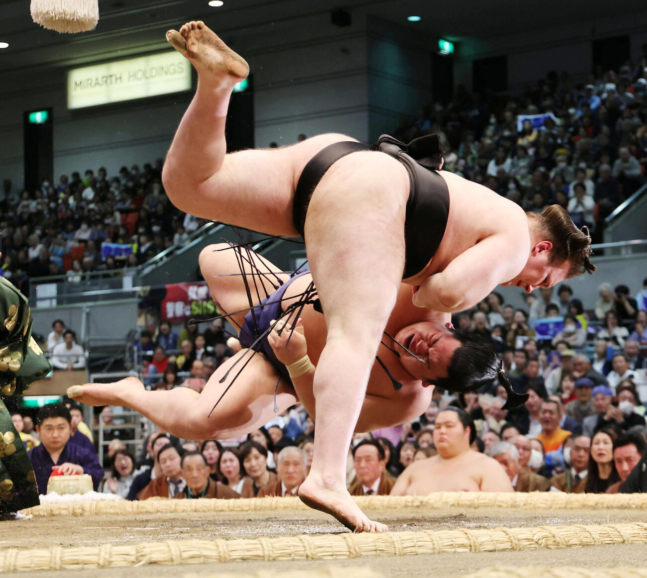 安青錦は上手投げで平戸海を退け、星を五分に戻した（撮影・西尾就之）