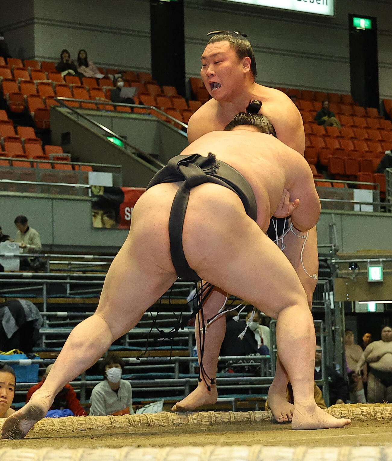 朝前進は旭富士に寄り切りで敗れる（撮影・上田博志）