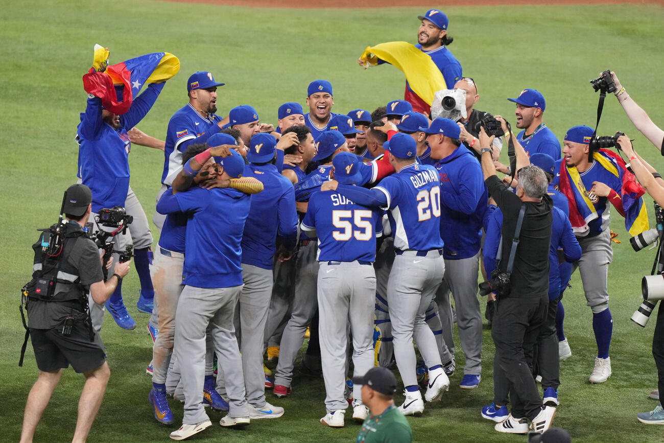 WBC決勝　初優勝を決め喜ぶベネズエラナイン（AP）