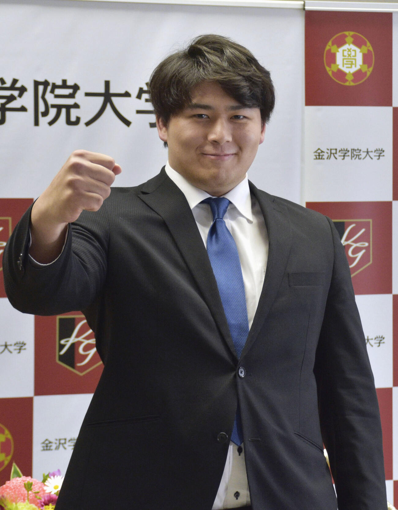 大相撲の追手風部屋への入門を発表し、ポーズをとる金沢学院大の大森康弘（共同）