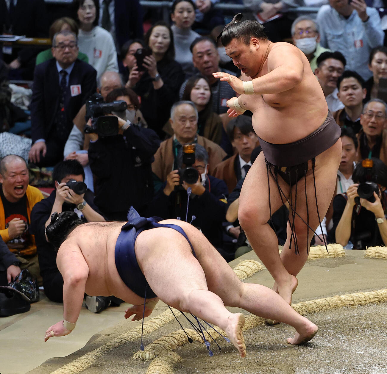 大相撲春場所11日目　霧島（右）は豪ノ山を突き落としで破る（撮影・上田博志）
