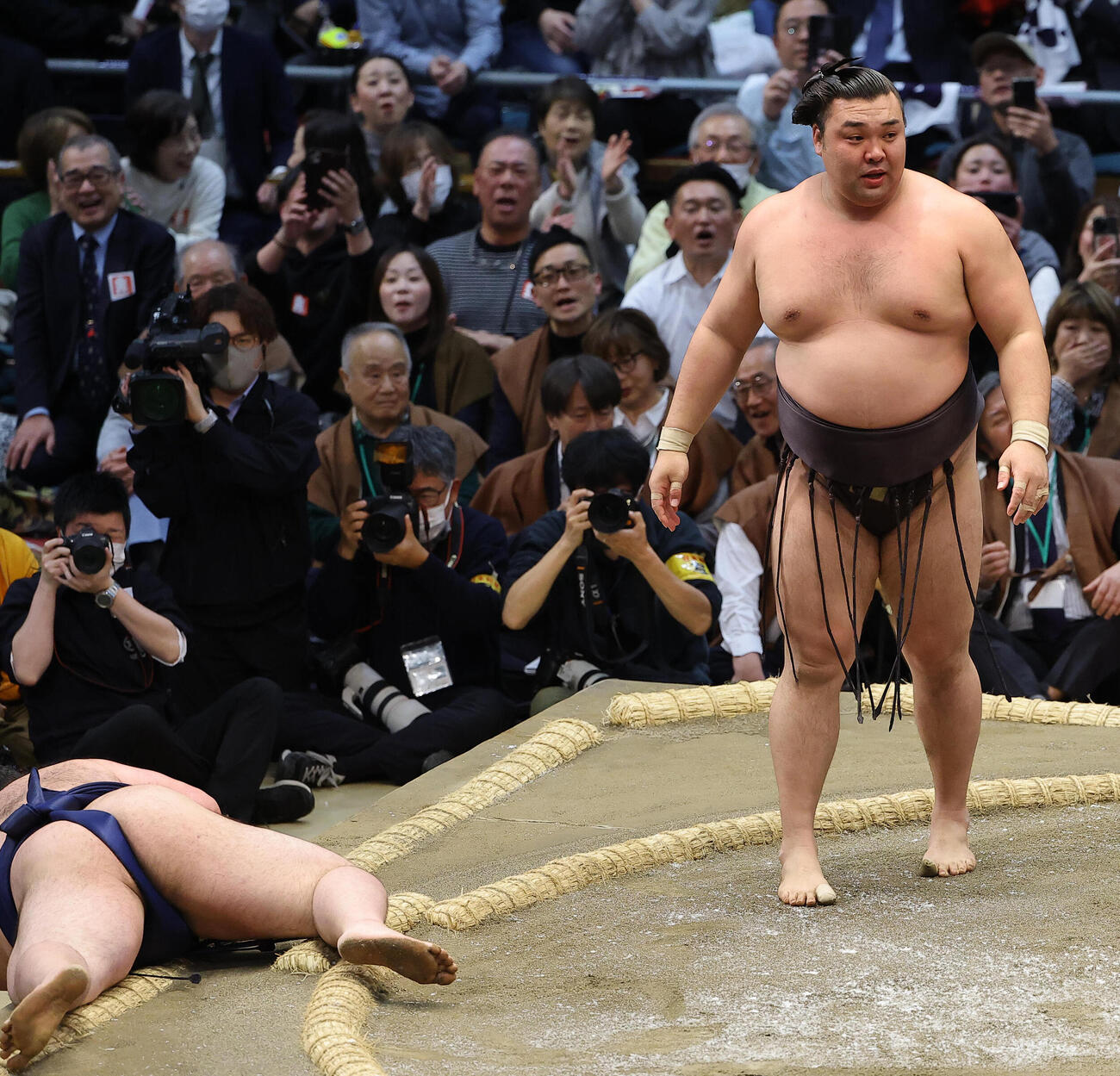 大相撲春場所11日目　霧島は豪ノ山を突き落としで破る（撮影・上田博志）