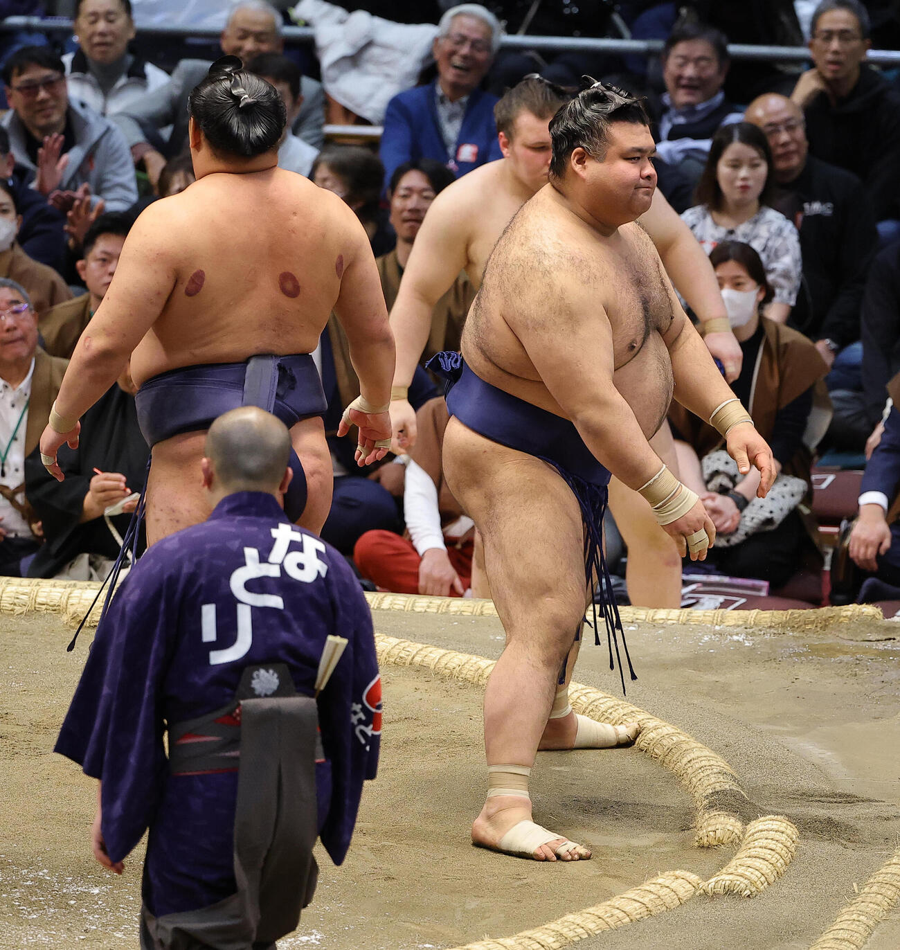 高安（右）は豊昇龍に引き落としで敗れる（撮影・上田博志）