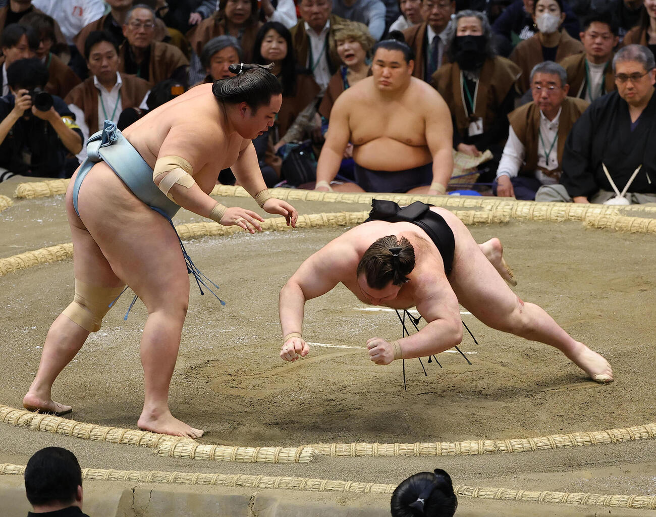 安青錦（右）をはたき込みで破る琴勝峰（撮影・上田博志）