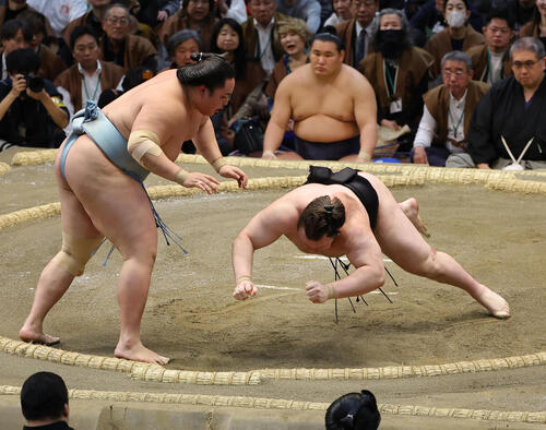 前頭琴勝峰が２敗死守でＶ戦線生き残った「勝手に体が動いていた」大関安青錦をはたき込みで破る