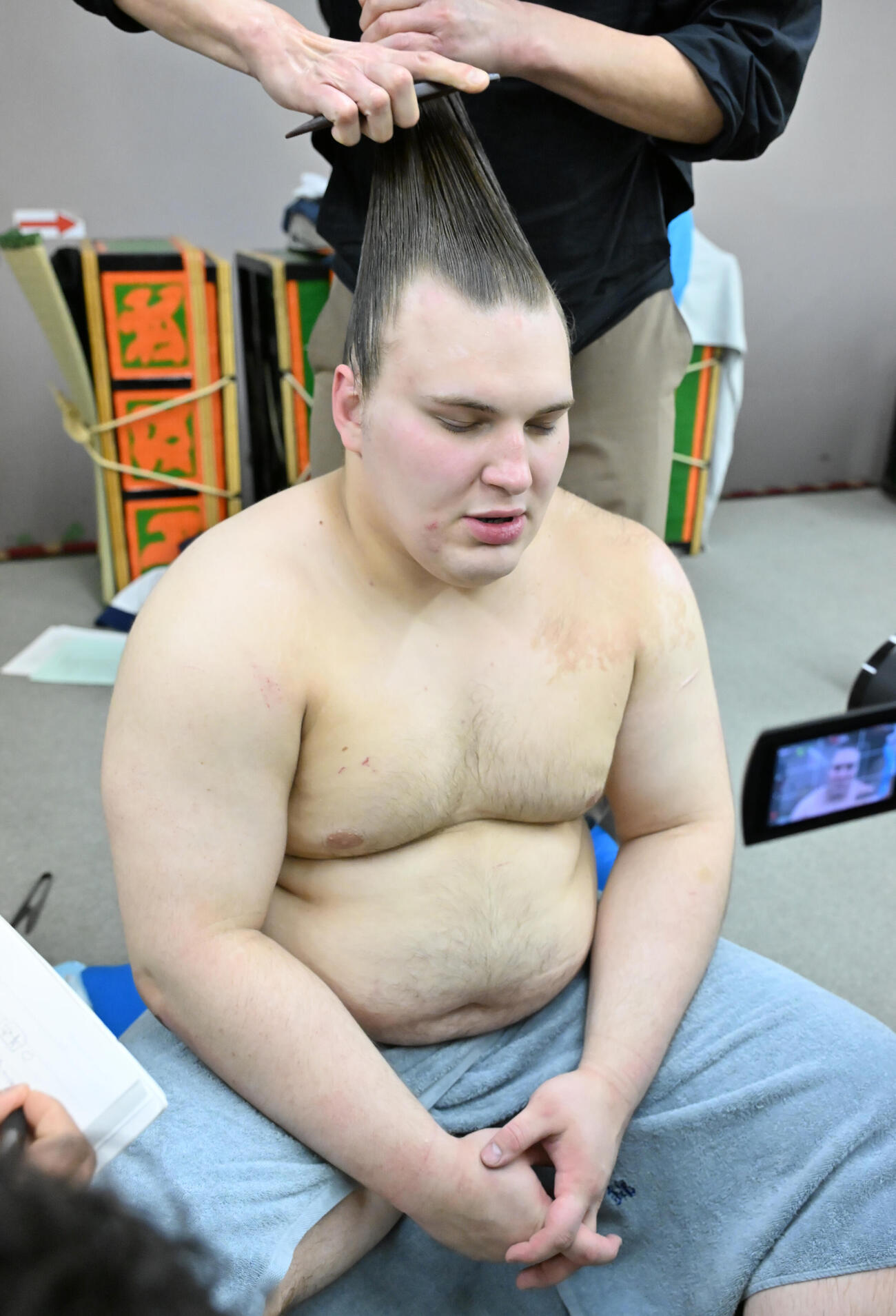 支度部屋で取材に応じる安青錦