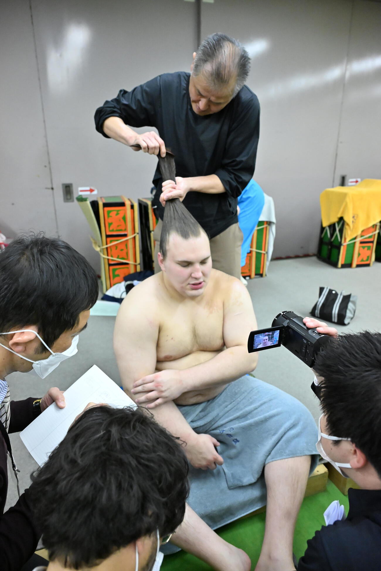支度部屋で取材に応じる安青錦