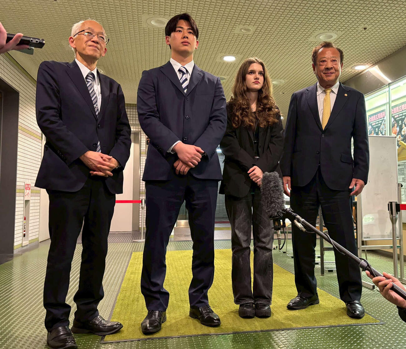 安青錦の応援のために来場した（左から）関西大の芝井敬司理事長、山中新大相撲部コーチ、ウクライナ人留学生のポルチェンコ・マリア・ソフィアさん、田中義信校友会長