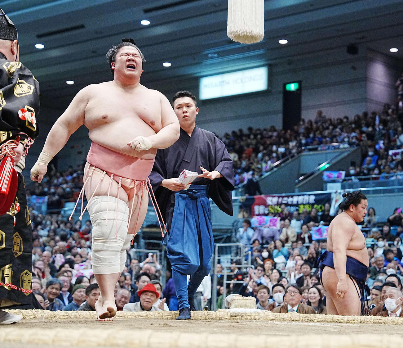 宇良（左）は朝白龍を寄り切りで下す（撮影・小沢裕）