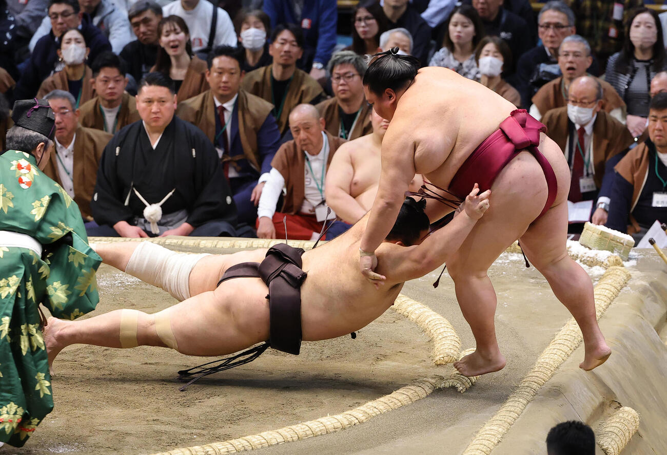 御嶽海（右）を押し出しで破る朝乃山（撮影・上田博志）