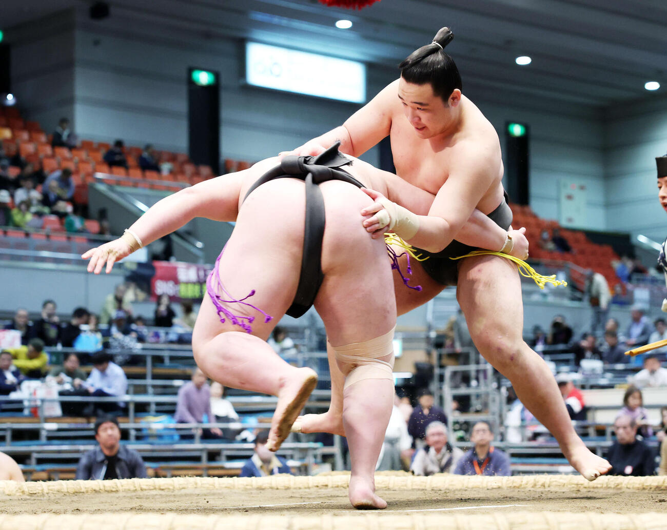 相馬（左）を攻める天狼星（撮影・鈴木正人）　