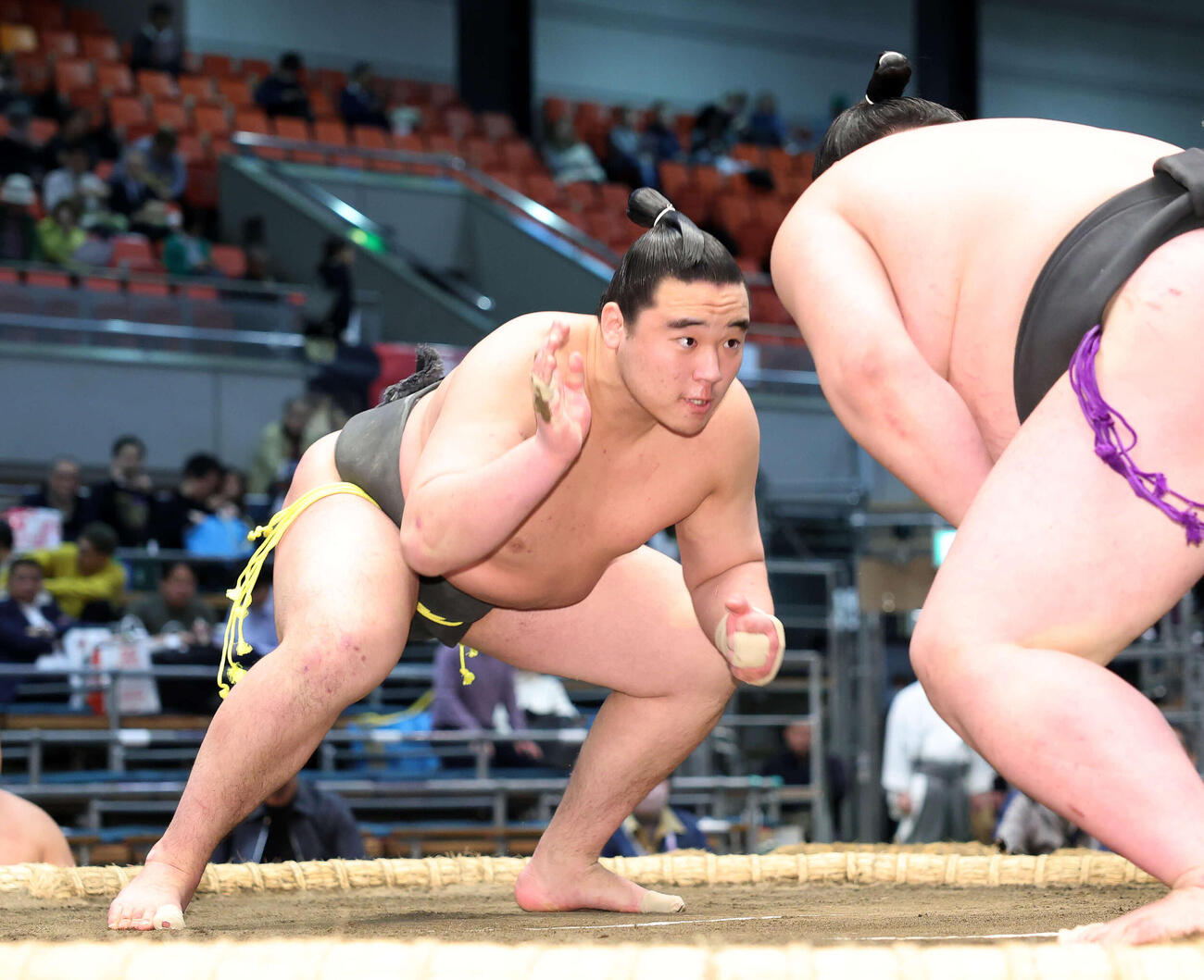 相馬（右）に鋭い立ち合いで攻める天狼星（撮影・鈴木正人）　