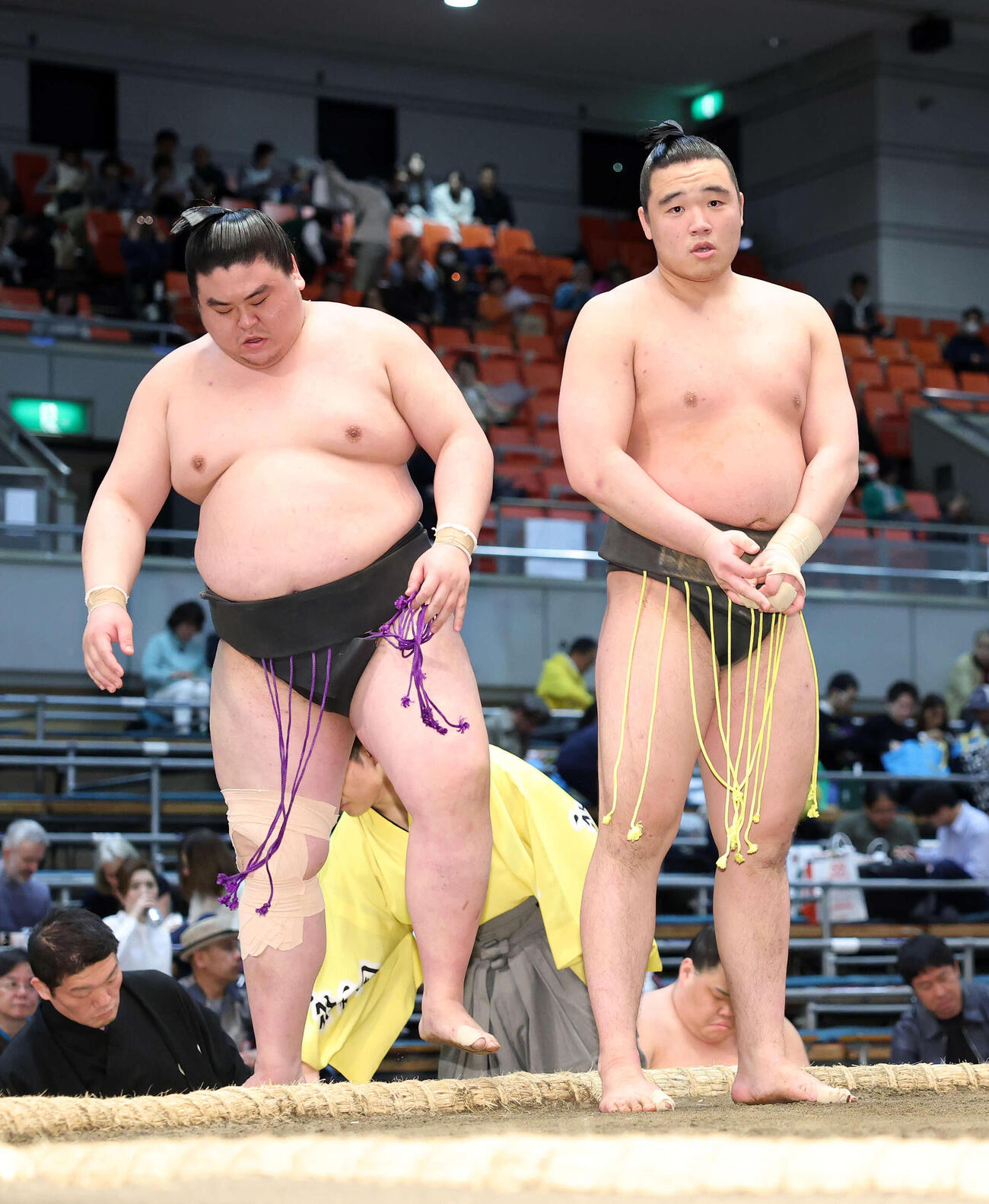 相馬（左）を寄り倒しで破った天狼星（撮影・鈴木正人）　