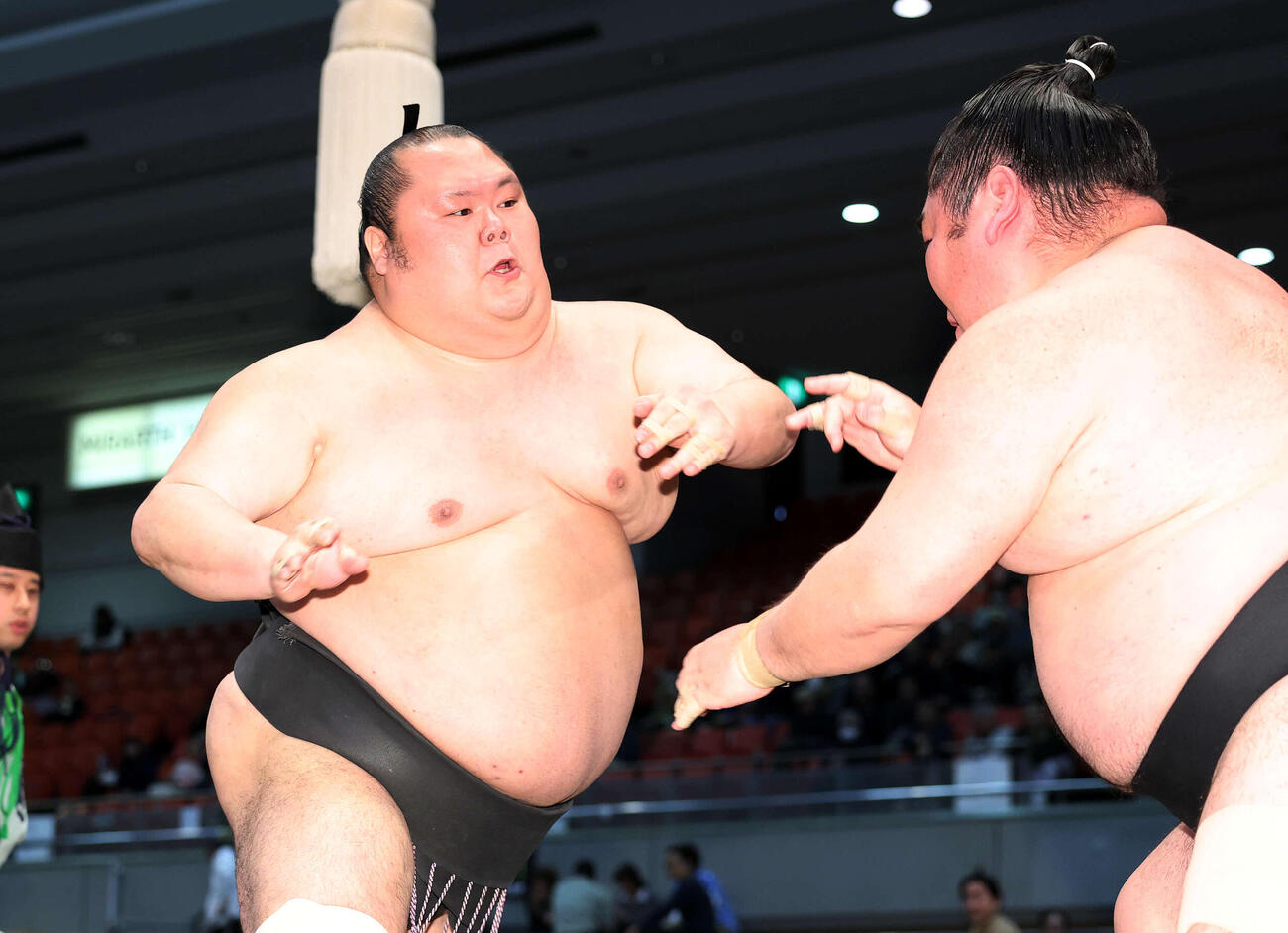 鳰の湖（右）を攻める千代丸（撮影・鈴木正人）　