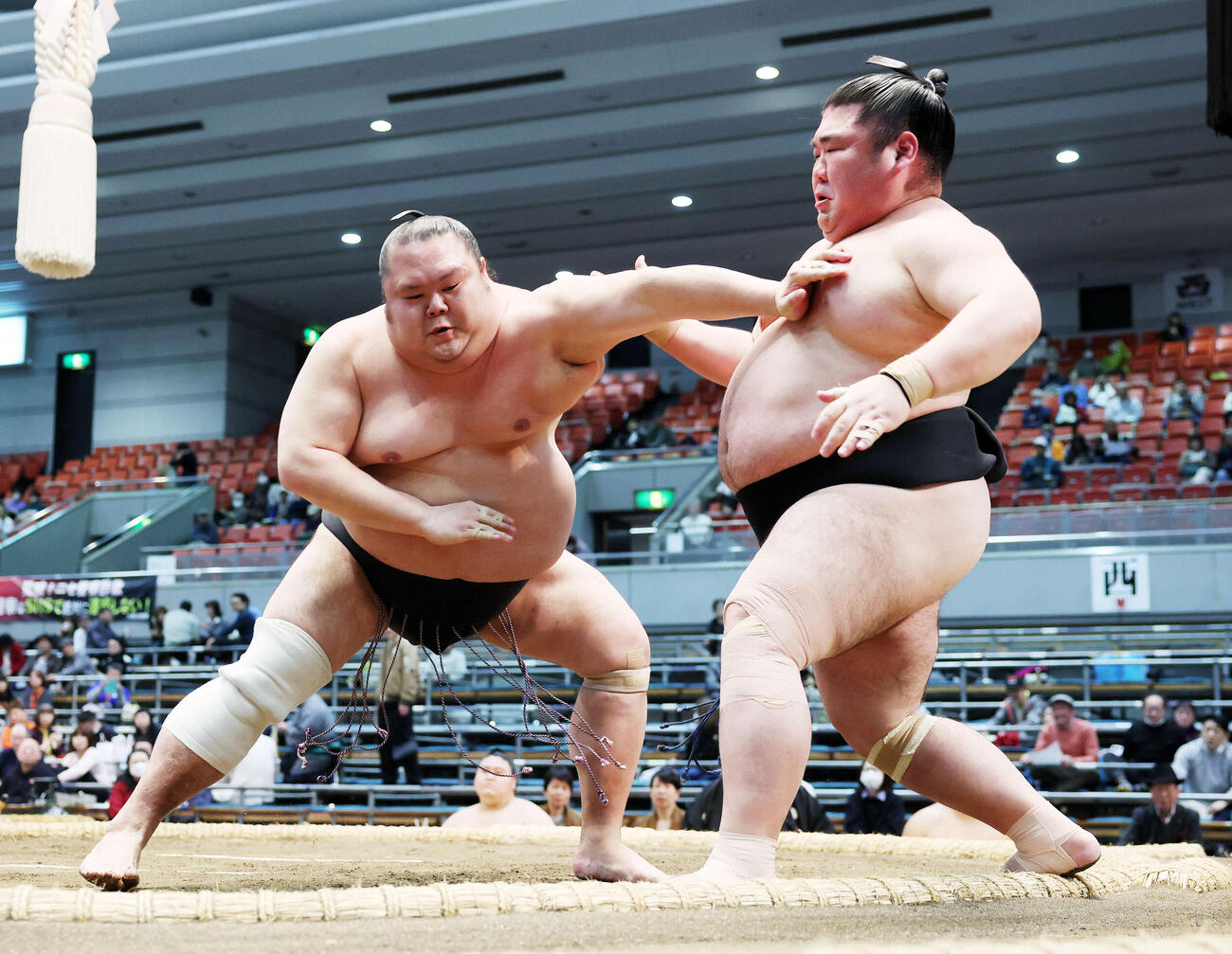 鳰の湖（右）を押し出しで破る千代丸（撮影・鈴木正人）　