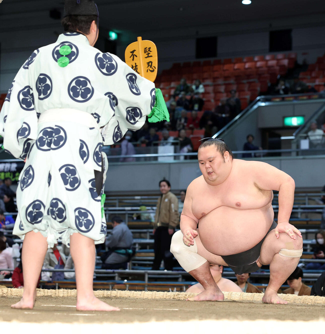 鳰の湖を押し出しで破り勝ち名乗りを受ける千代丸（撮影・鈴木正人）　