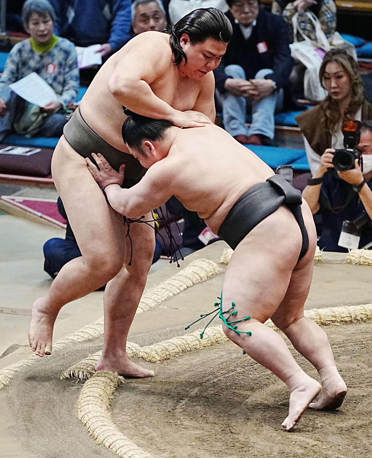 可貴（左）は花の富士に寄り切りで敗れる（撮影・小沢裕）
