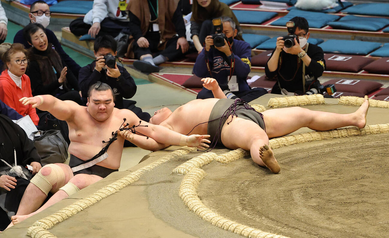 峰刀（左）に寄り倒しで敗れる可貴（2026年3月17日撮影）