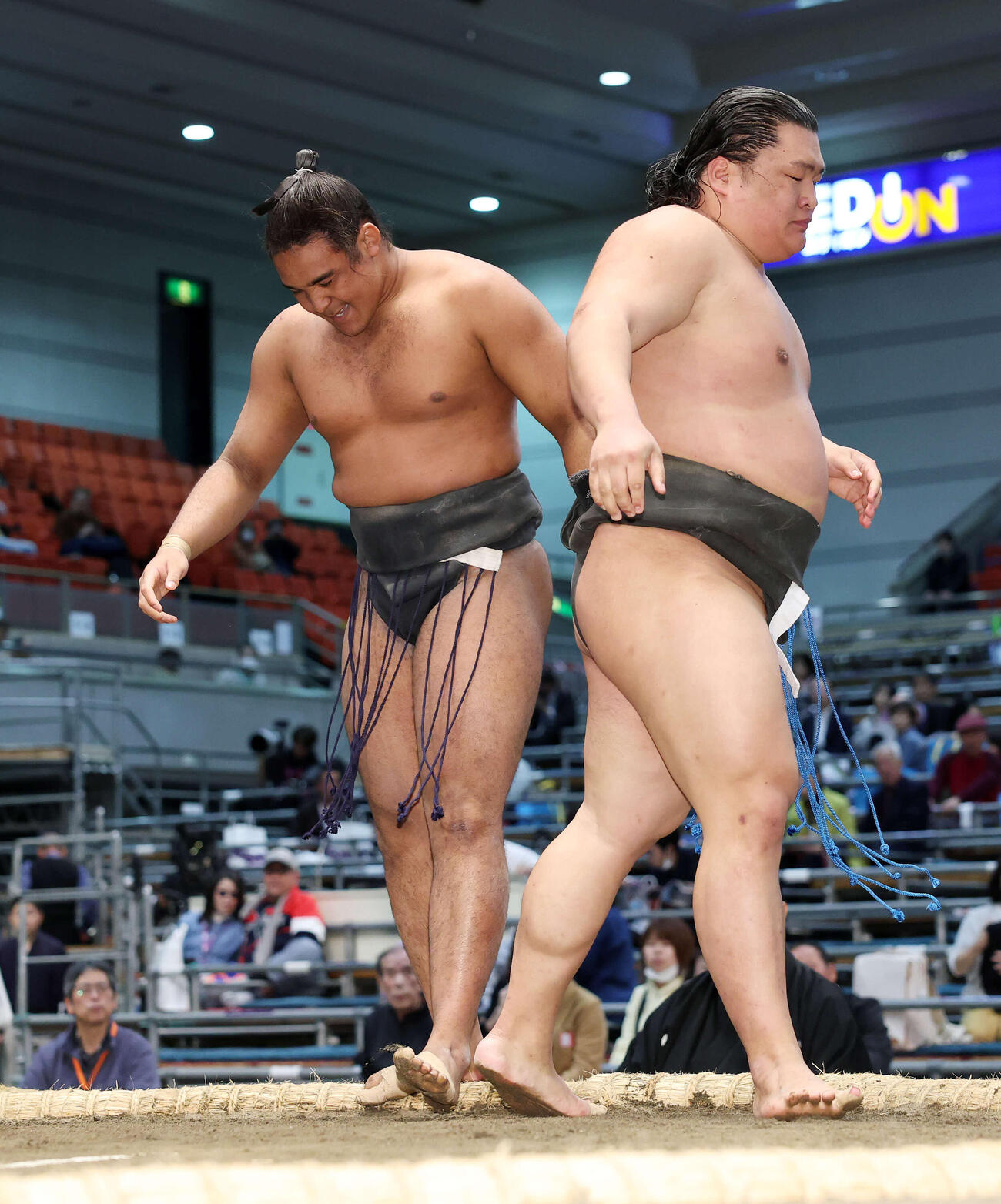行徳（右）に寄り切りで敗れた雷道（撮影・鈴木正人）　