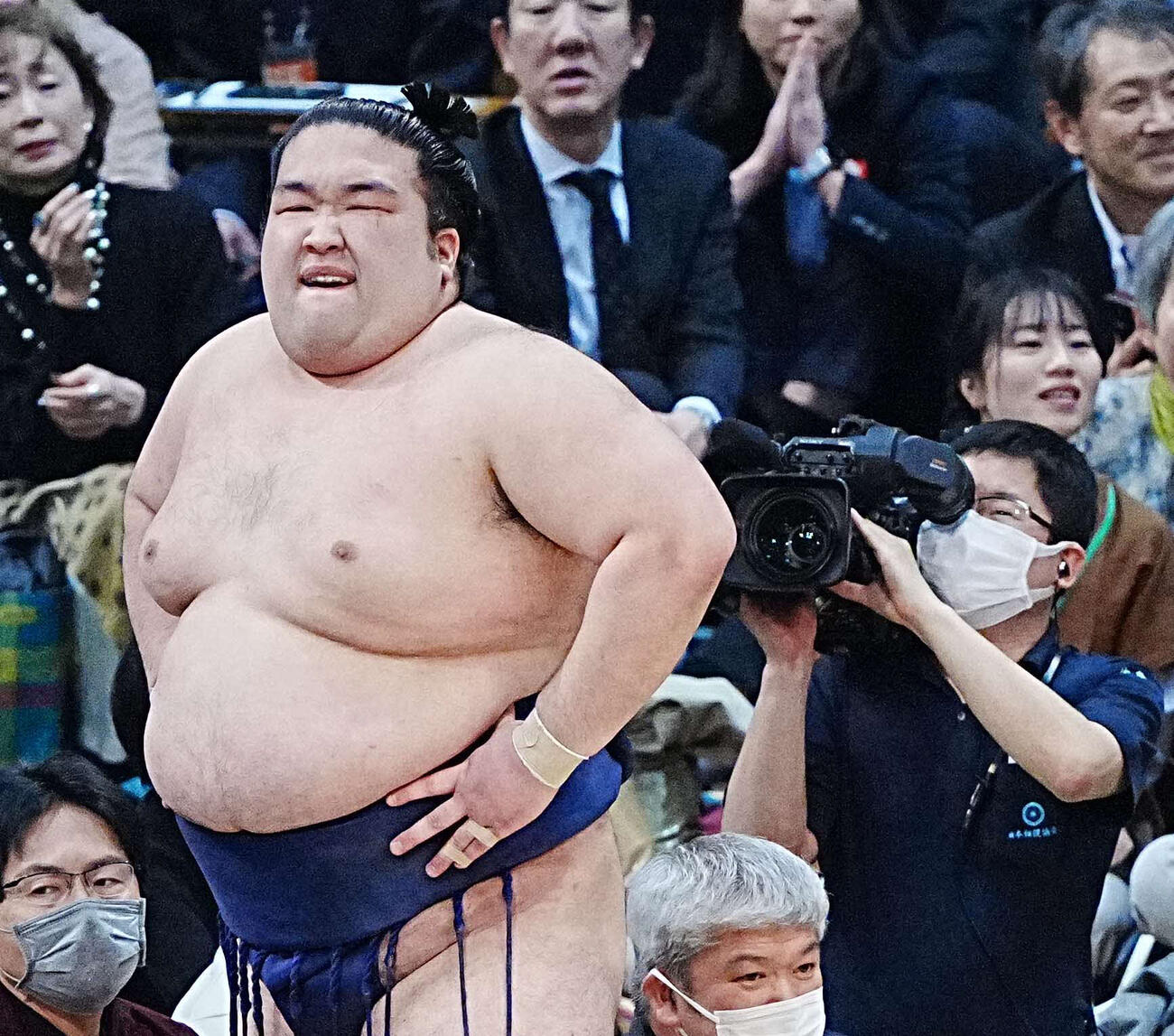 3敗目を喫し悔しそうな表情を見せる豪ノ山（撮影・小沢裕）