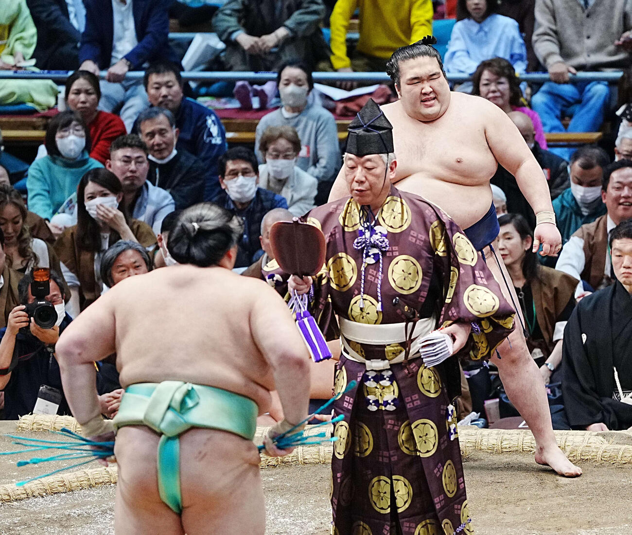琴桜（手前）に押し出しで敗れた豪ノ山は悔しそうな表情を見せる（撮影・小沢裕）
