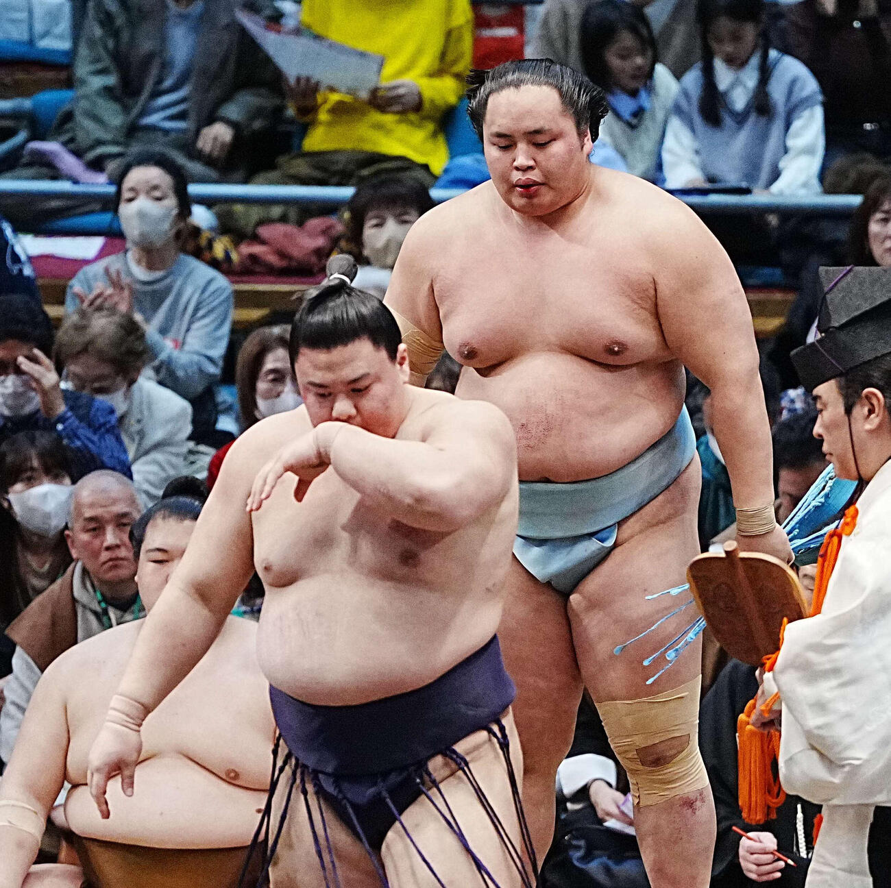 義ノ富士（手前）をはたき込みで破り2敗を死守した琴勝峰（撮影・小沢裕）