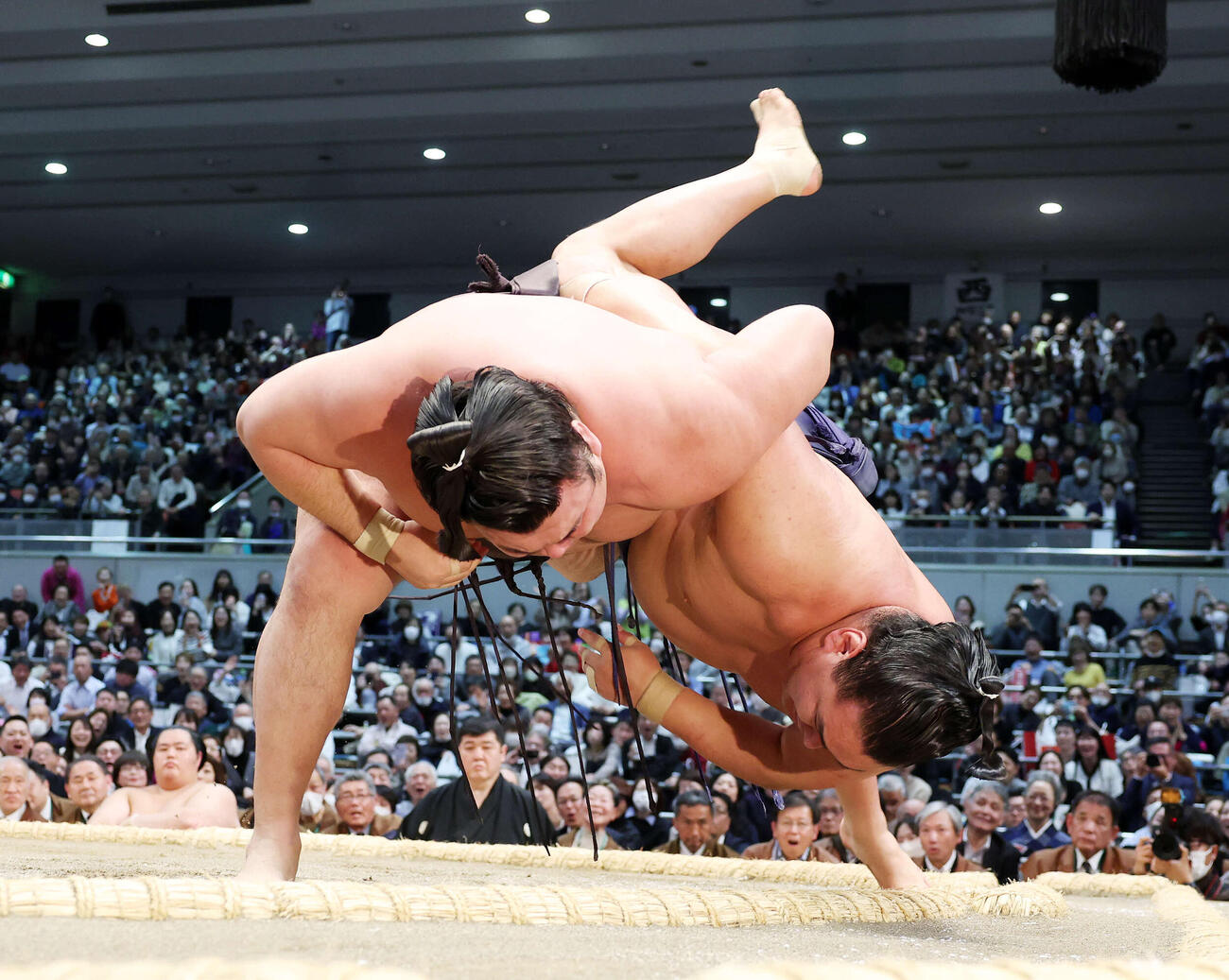 豊昇龍（右）を上手投げで破る霧島（撮影・鈴木正人）　