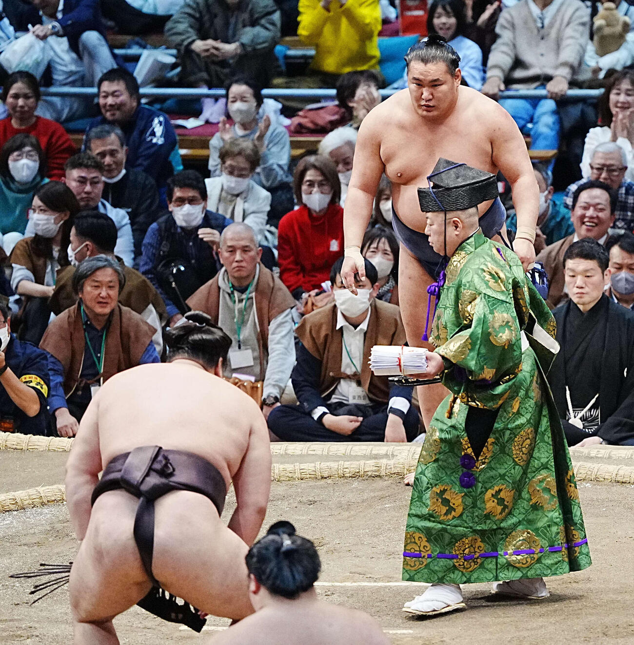 霧島（手前左）に敗れた豊昇龍（撮影・小沢裕）
