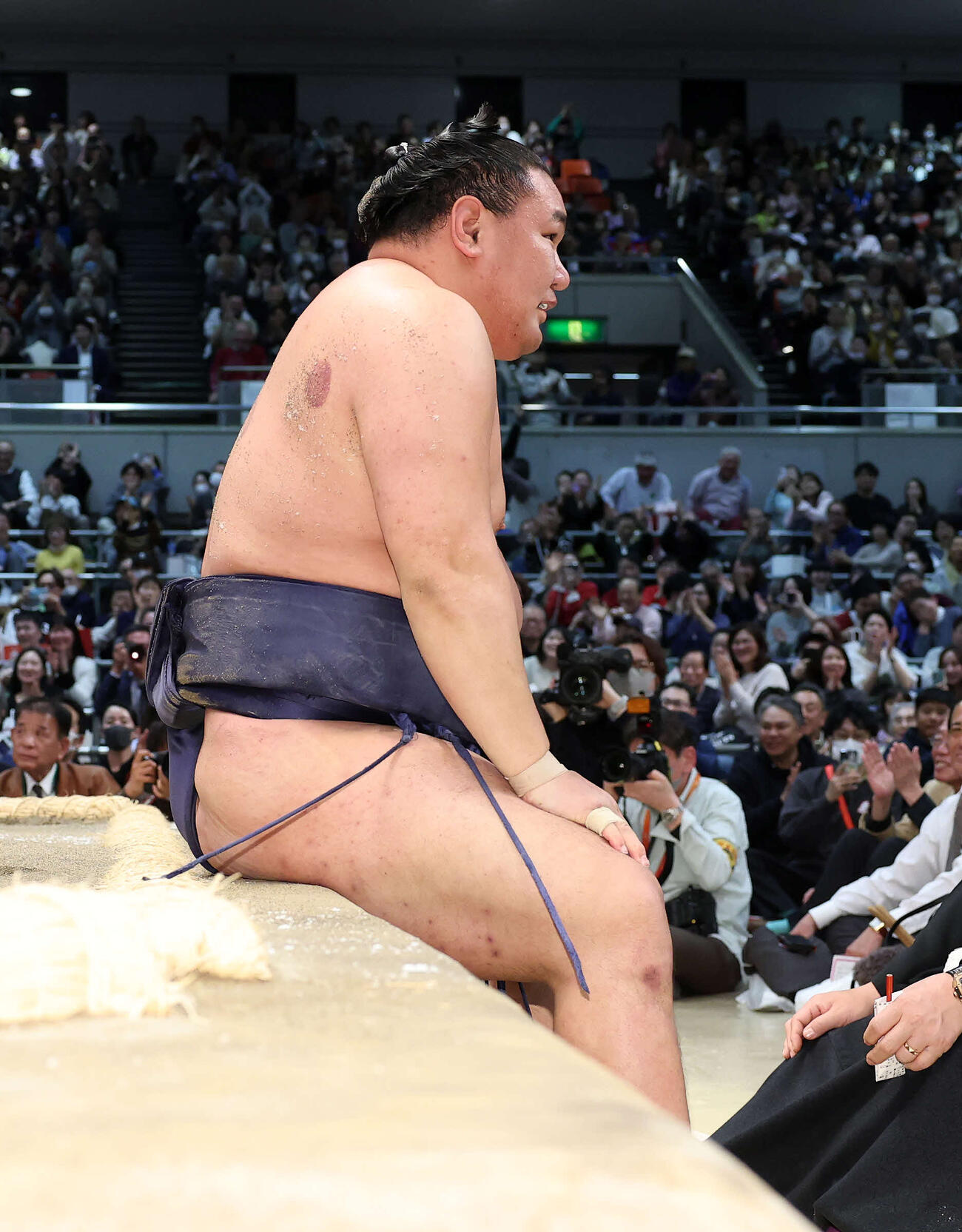 霧島に上手投げで敗れた豊昇龍（撮影・鈴木正人）　