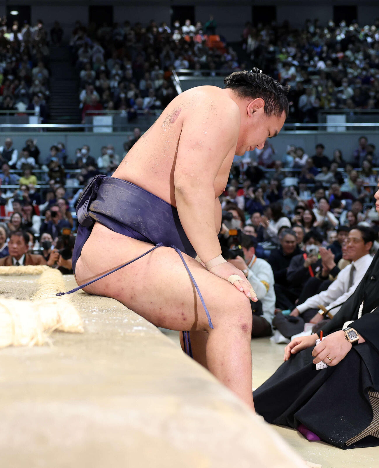 霧島に上手投げで敗れた豊昇龍（撮影・鈴木正人）　