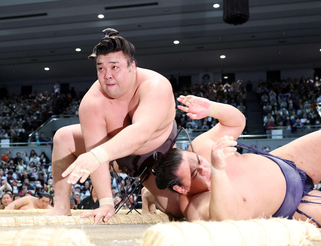 豊昇龍（右）を上手投げで破った霧島（撮影・鈴木正人）　
