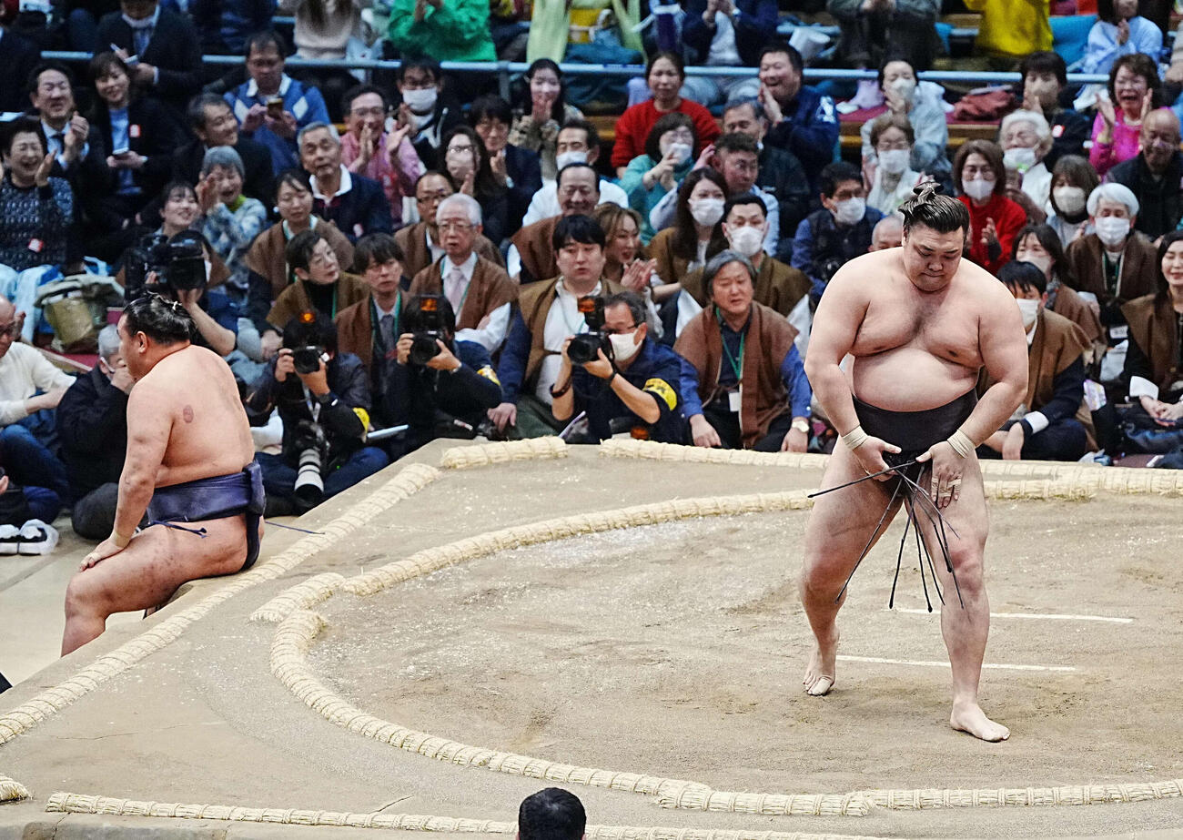 霧島は豊昇龍（左）を上手投げで破る（撮影・小沢裕）