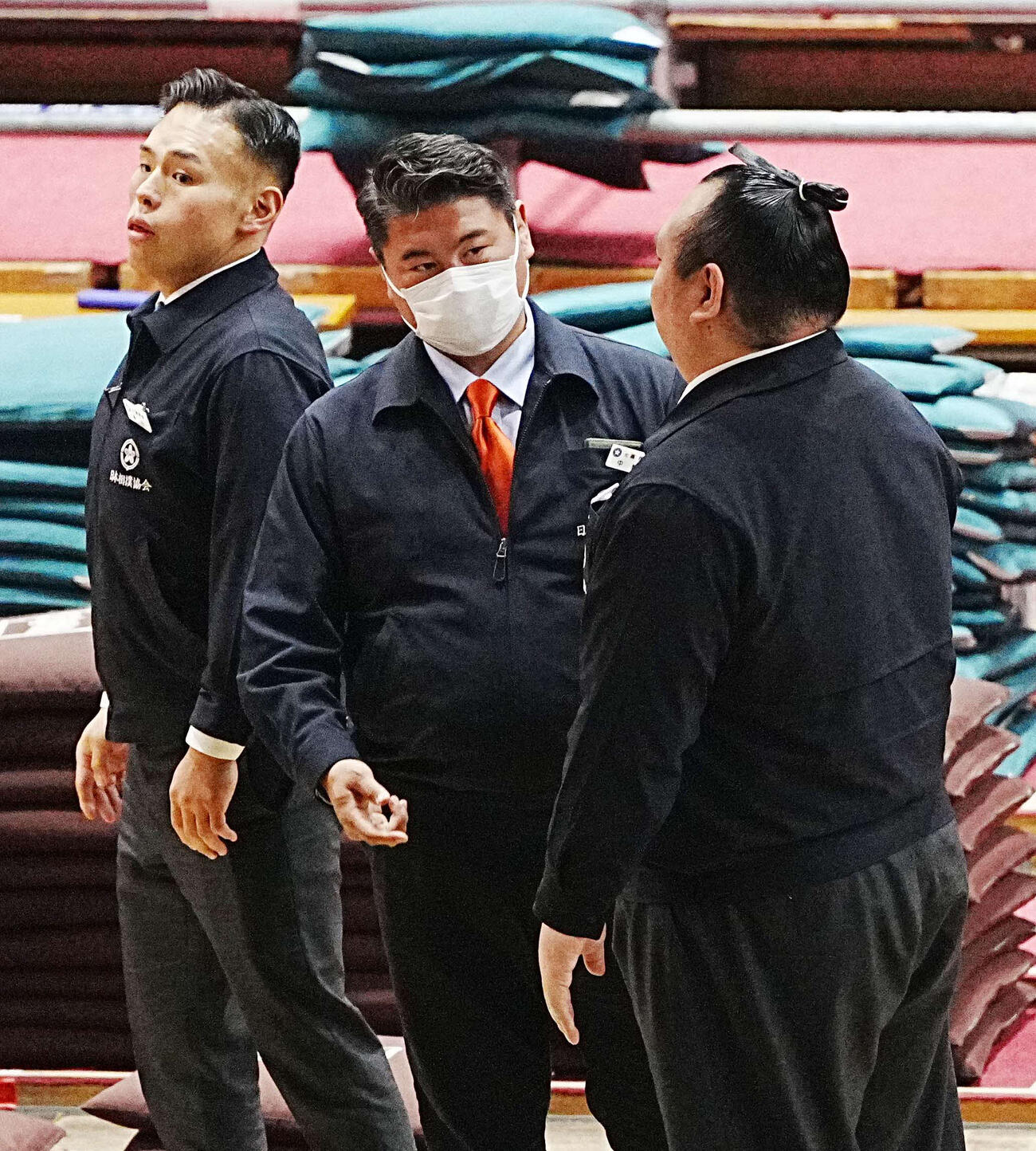 場内を警備する中村親方（中央）（撮影・小沢裕）