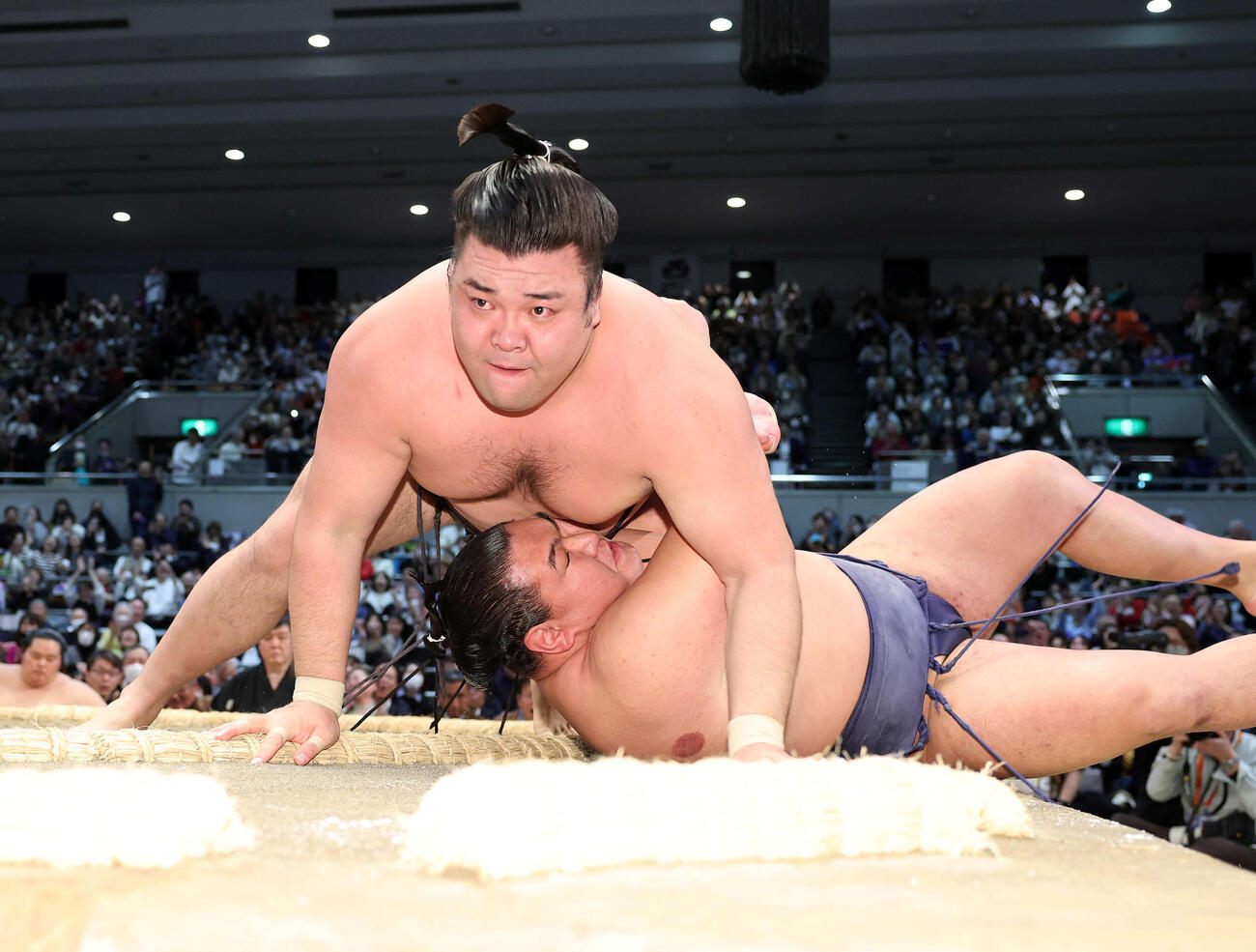 豊昇龍（下）を上手投げで破った霧島（撮影・鈴木正人）　