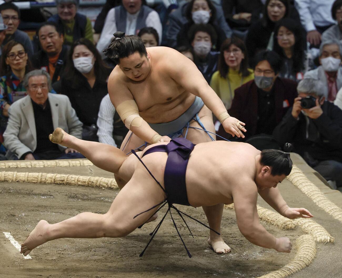 琴勝峰（奥）がはたき込みで義ノ富士を破る（共同）