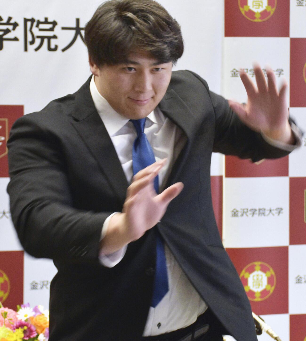 大相撲の追手風部屋への入門を発表し、突っ張りを披露する金沢学院大の大森康弘（共同）