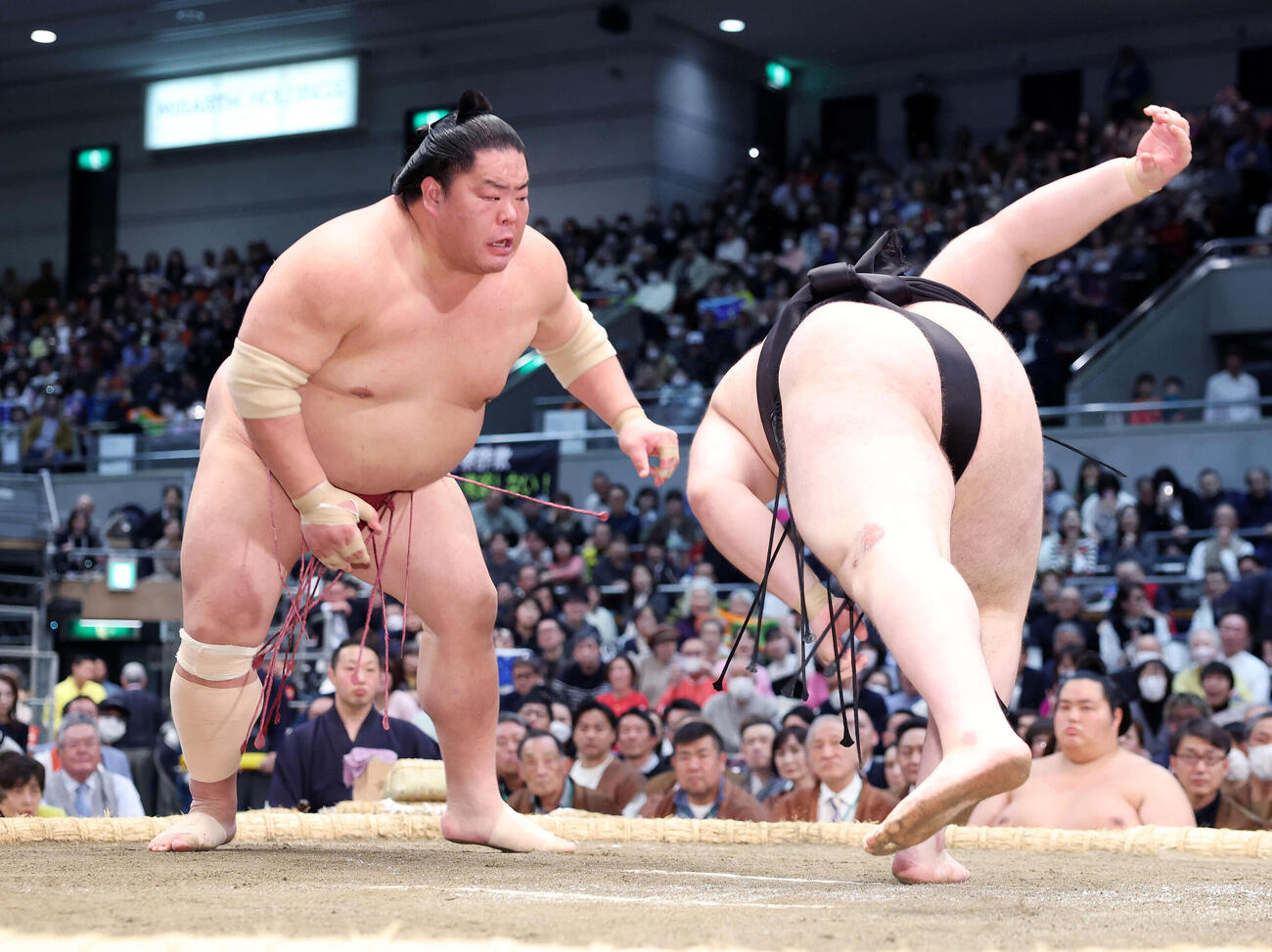 安青錦（右）を攻める大栄翔（撮影・鈴木正人）　