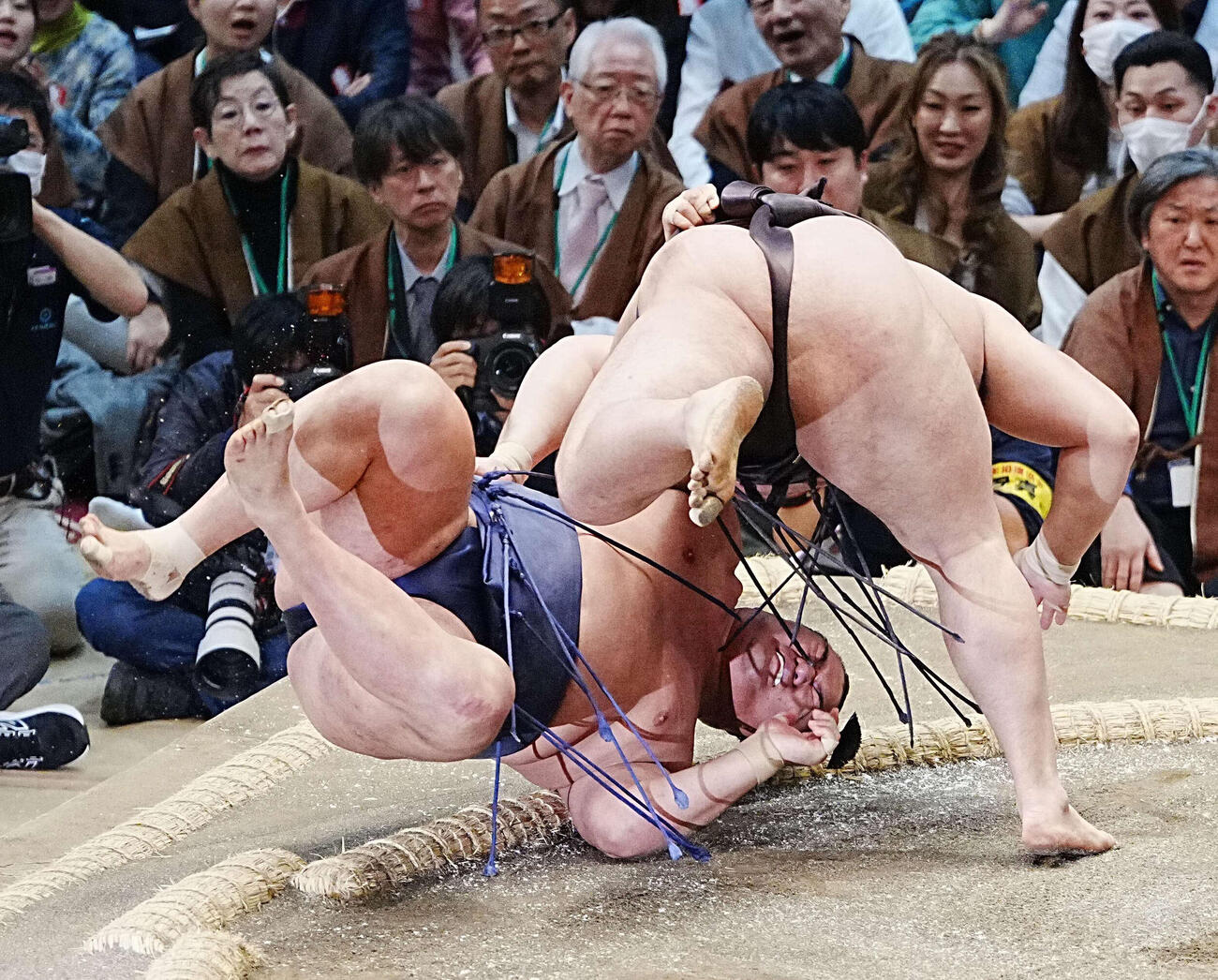 豊昇龍（左）を上手投げで破る霧島（撮影・小沢裕）