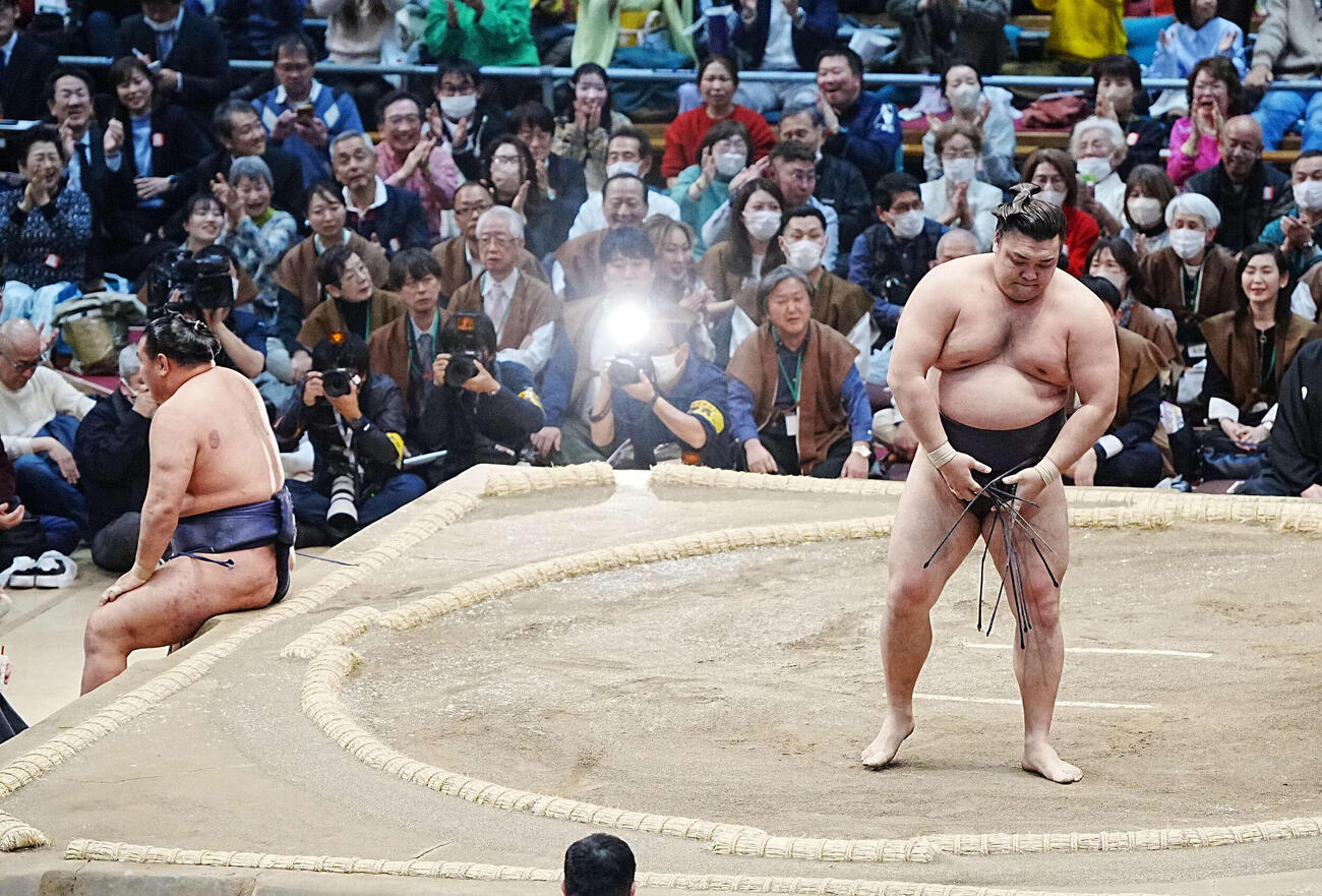 霧島は豊昇龍（左）を上手投げで破る（撮影・小沢裕）