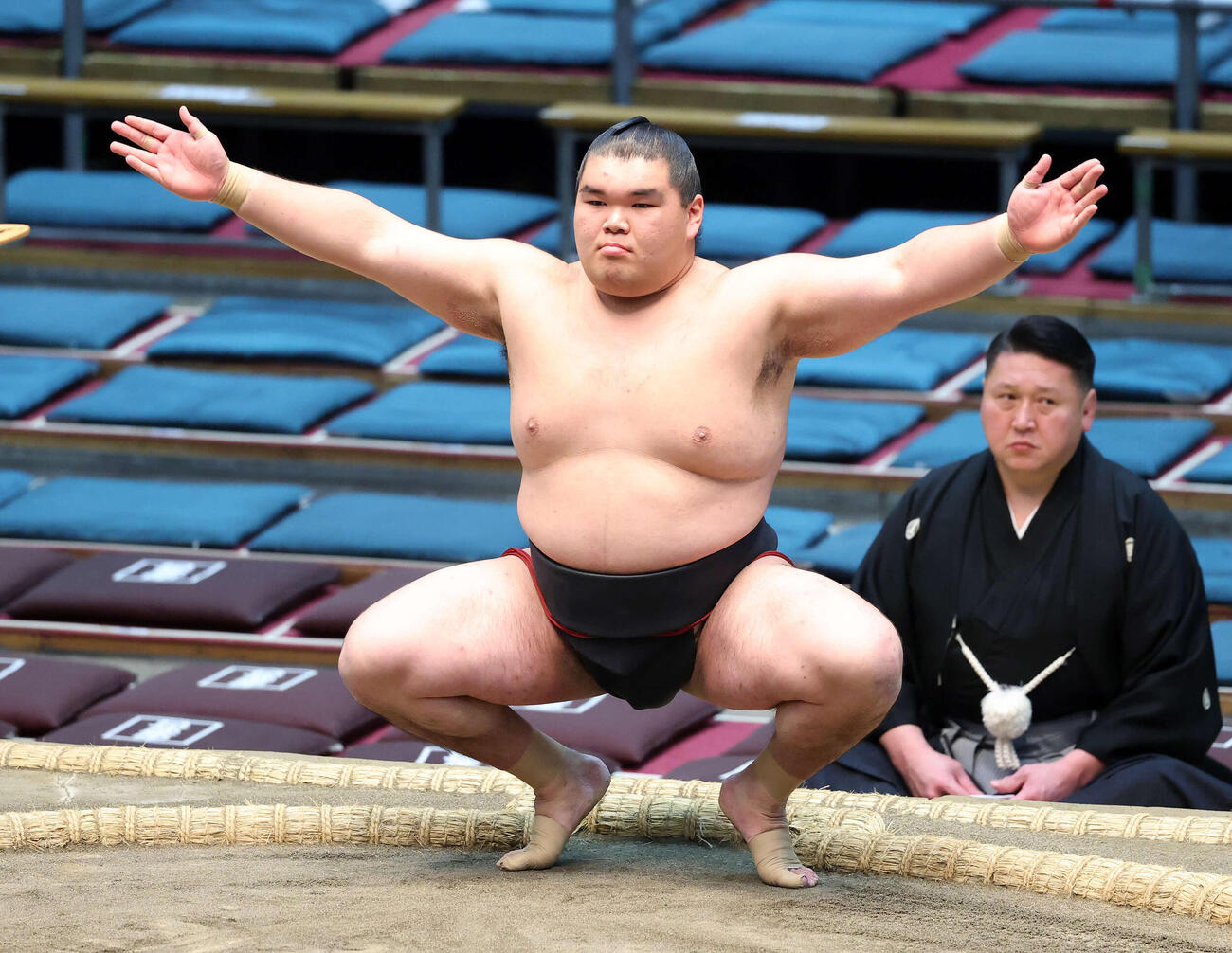塵手水（ちりちょうず）する小力（撮影・鈴木正人）　