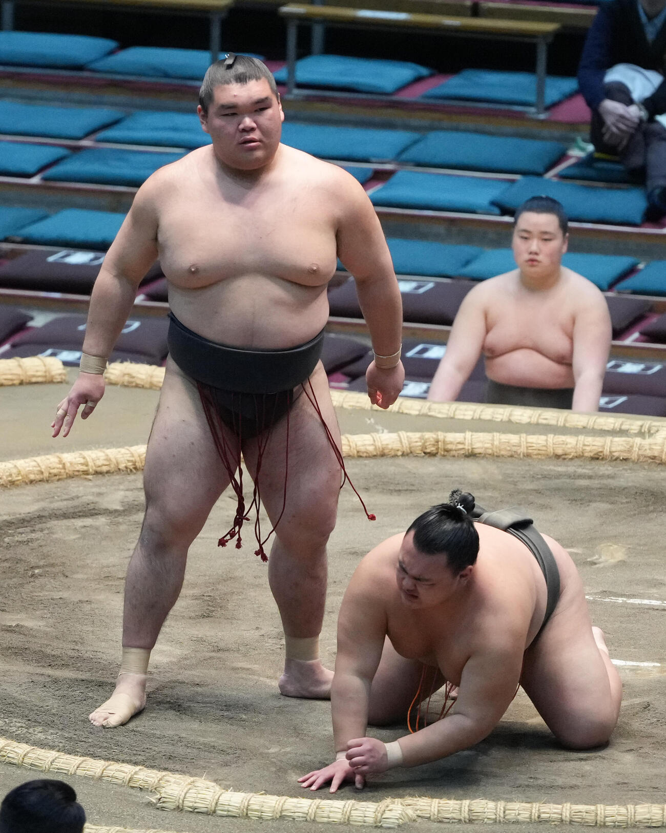 出野（右）をはたき込みで下し序ノ口の優勝決定戦に進んだ小力（撮影・小沢裕）
